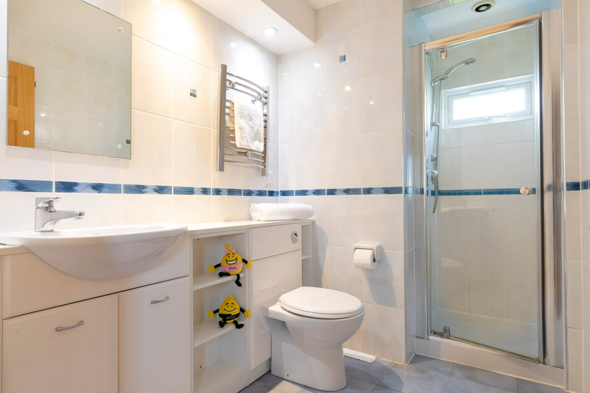 Clean and fresh bathroom in the Casafina lodge in Welcome Family Holiday Park