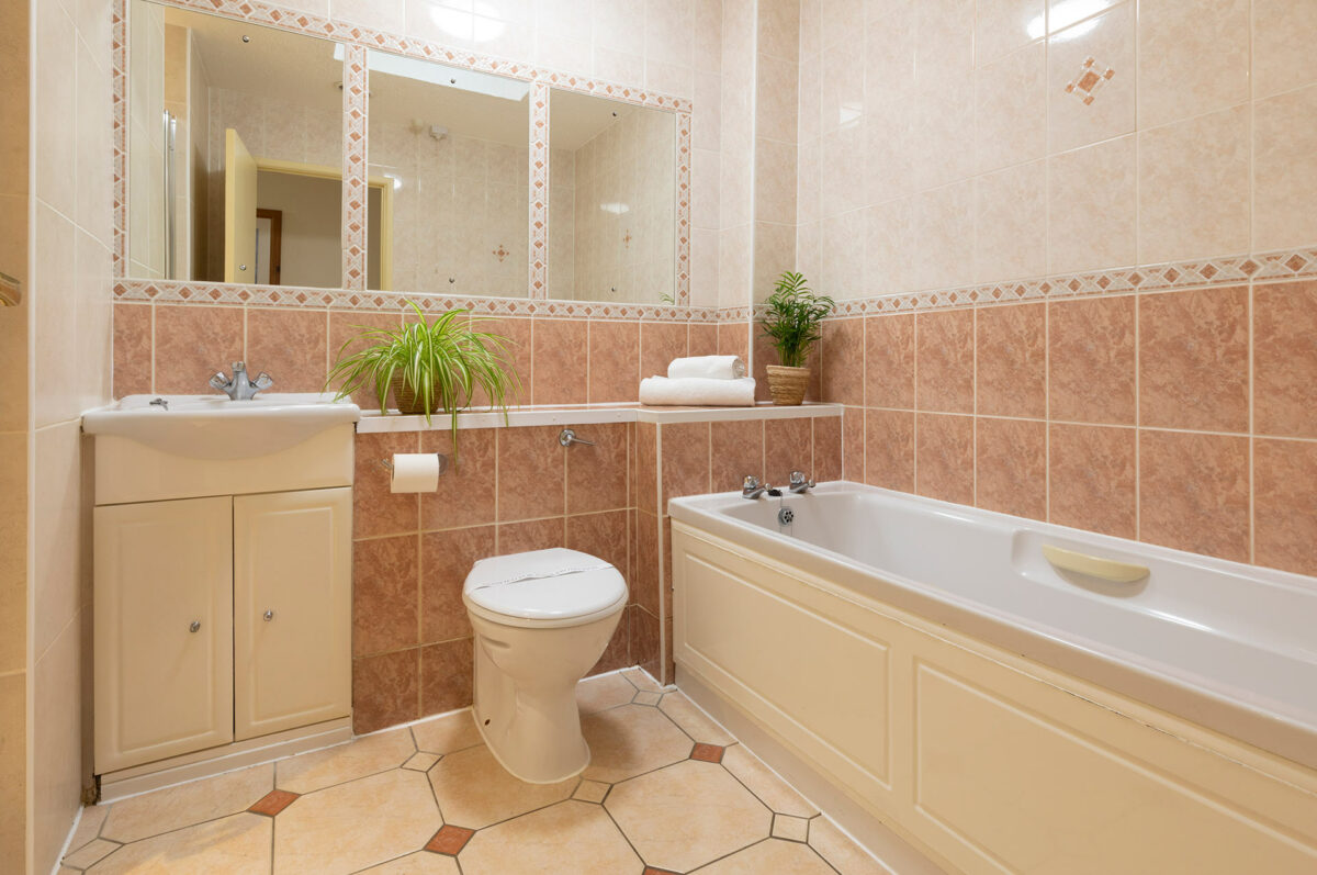 Lovely bath tub in Starsurfer bungalow at Welcome Family Holiday Park