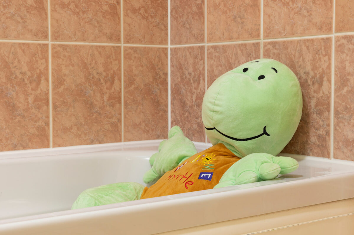 Myrtle in the bath in Starsurfer bungalow at Welcome Family Holiday Park