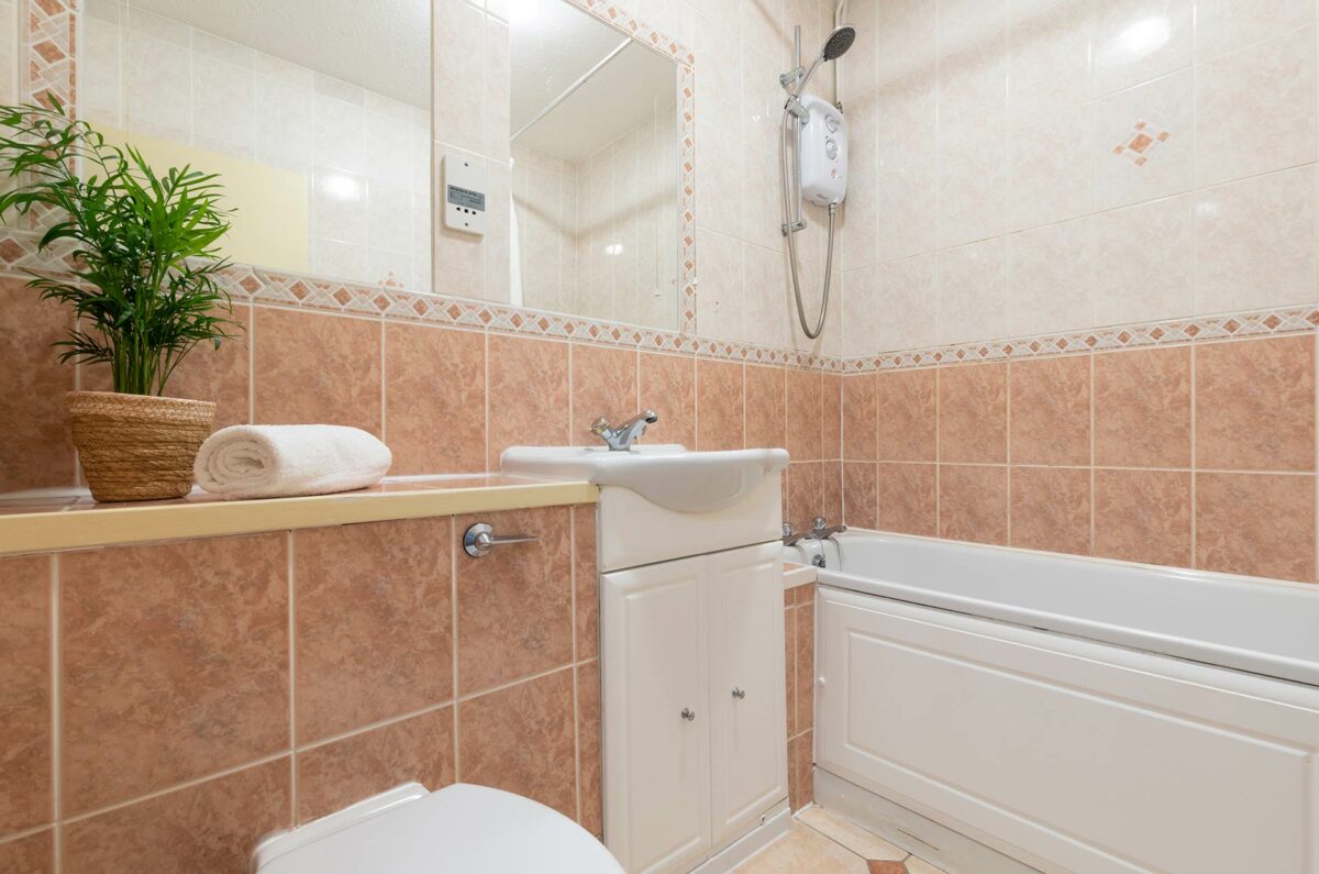 Spotlessly clean bathroom in the Arriba Apartment at Welcome Family Holiday Park