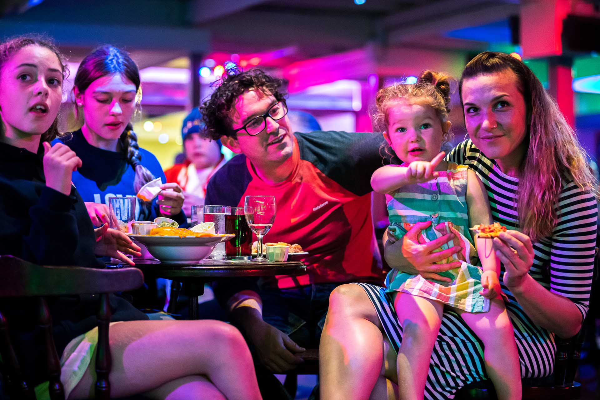 Family in Welcome's Cruisers Club eating dinner